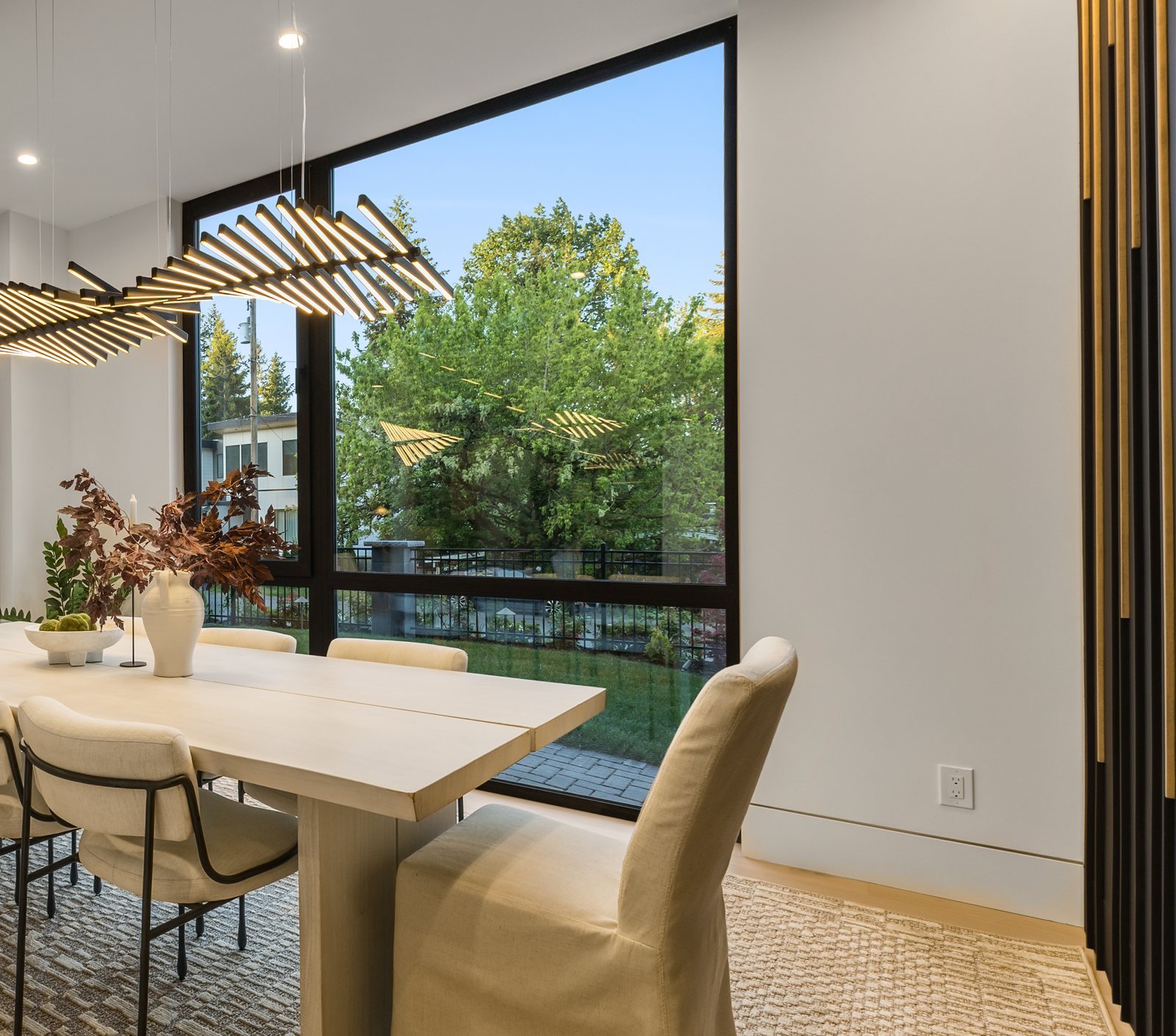 Dining room with a floor-to-ceiling glass wall